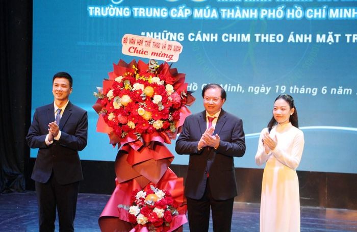 Thứ trưởng Bộ VHTTDL Tạ Quang Đông thay mặt lãnh đạo Bộ VHTTDL tặng hoa chúc mừng Trường Trung cấp Múa TP.HCM