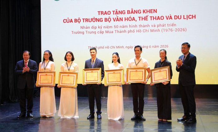 Thứ trưởng Tạ Quang Đông và Vụ trưởng Vụ Khoa học Công nghệ, Đào tạo và Môi trường (Bộ VHTTDL) Đặng Hà Việt trao Bằng khen của Bộ trưởng Bộ VHTTDL tặng 6 cá nhân nhà trường
