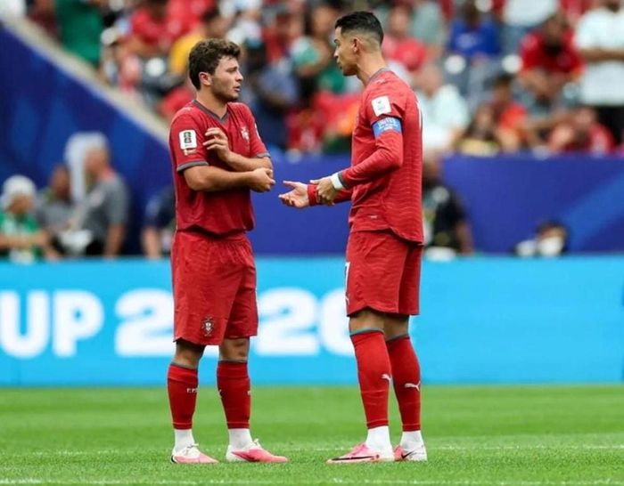 Joao Neves (trái) đã có phát biểu được cho là thiếu tôn trọng Ronaldo