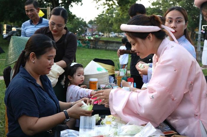 Du khách trải nghiệm các hoạt động cộng đồng tại Ngày hội Sen Huế 2026