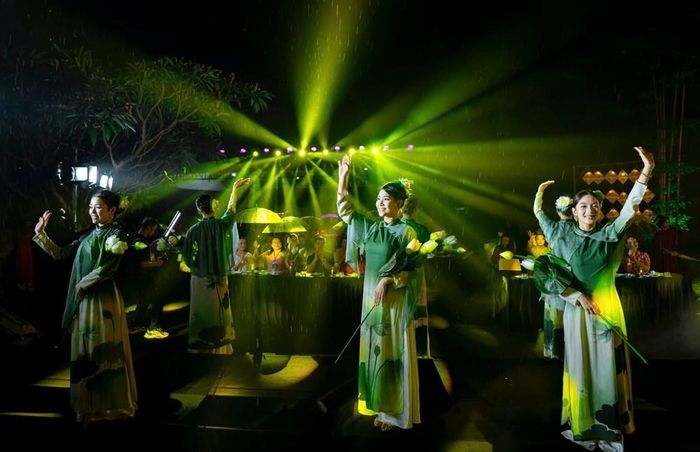 "Thủy Thức Show" kể câu chuyện về sen qua nghệ thuật và ẩm thực. Ảnh: ĐH