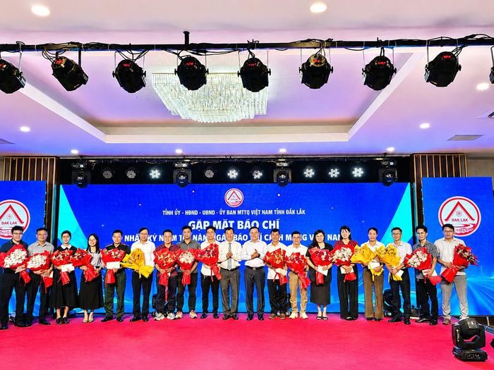 Chủ tịch UBND tỉnh Đắk Lắk Đỗ Hữu Huy tặng hoa chúc mừng các cơ quan báo chí nhân kỷ niệm 101 năm Ngày Báo chí Cách mạng Việt Nam