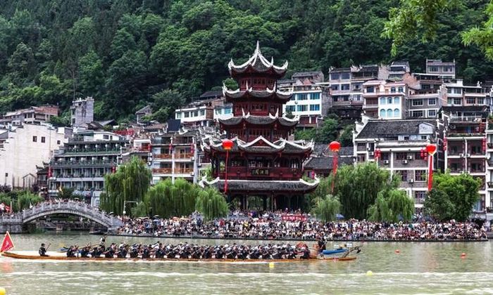 Người dân ở Trung Quốc tham gia Lễ hội Thuyền Rồng, còn được gọi là Tết Đoan Ngọ, vào ngày 19.6 năm nay. Ảnh: Tân Hoa Xã