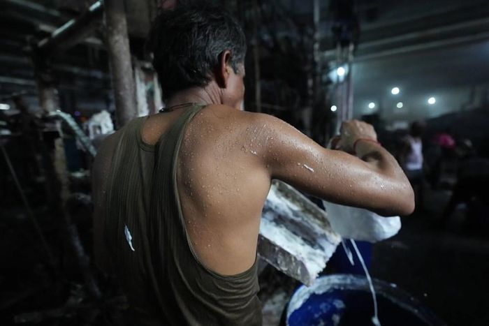 Mồ hôi có thể nhìn thấy trên người một công nhân trong ngày nắng nóng tại nhà máy Vinit Fabrics ở Palsana, gần Surat, Ấn Độ. Ảnh: AP
