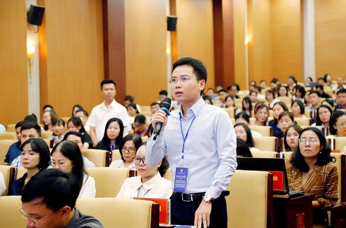 Đại diện các doanh nghiệp trình bày những khó khăn, vướng mắc trong thực hiện đầu tư, sản xuất kinh doanh