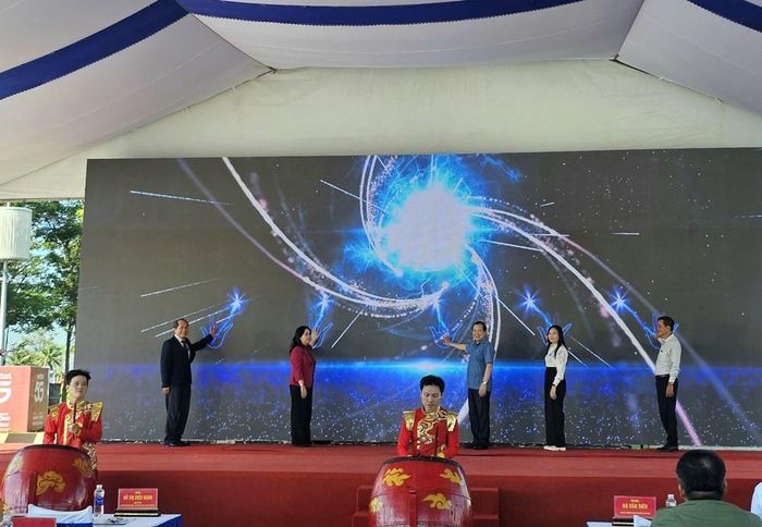 Các đại biểu ấn nút phát động xây dựng môi trường không khói thuốc tại địa điểm tham quan và cơ sở lưu trú du lịch