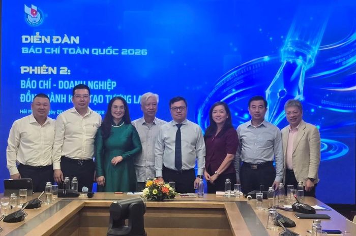 Chủ tịch Hội Nhà báo Việt Nam Lê Quốc Minh cùng đại diện các cơ quan báo chí và doanh nghiệp tại phiên thảo luận