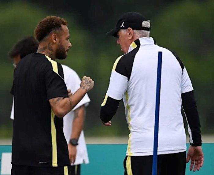 HLV Ancelotti trao đổi với Neymar trên sân tập