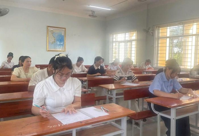 Các thí sinh làm bài thi tuyển