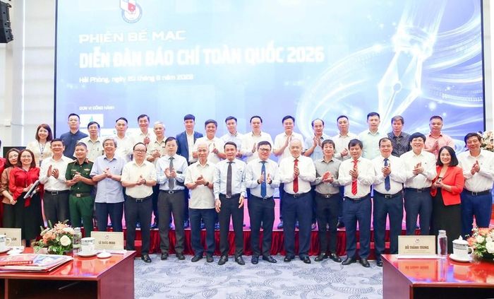 Các đại biểu chụp ảnh lưu niệm tại Diễn đàn Báo chí toàn quốc 2026