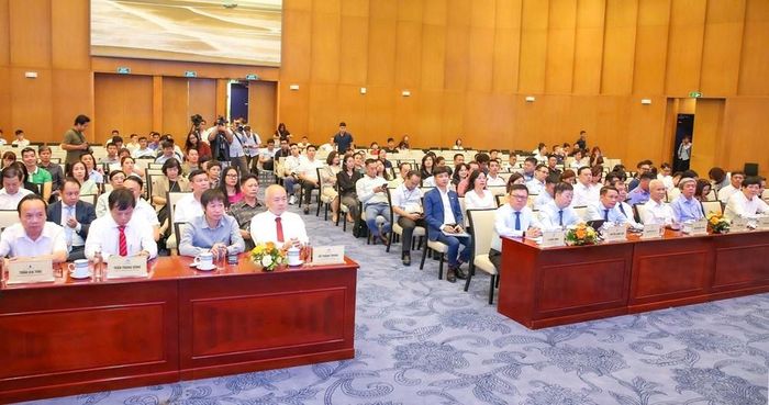Diễn đàn quy tụ đông đảo lãnh đạo cơ quan báo chí, chuyên gia truyền thông, nhà quản lý, phóng viên và biên tập viên trên cả nướcMỗi phiên thảo luận tại Diễn đàn đều mang đến những góc nhìn mới và đặt ra nhiều vấn đề đáng suy ngẫm. Tại phiên “Báo chí - Doanh nghiệp đồng hành kiến tạo tương lai”, các diễn giả khẳng định mối quan hệ giữa hai bên đang chuyển từ hợp tác truyền thông đơn thuần sang đối tác chiến lược cùng tạo ra giá trị xã hội, với nền tảng là niềm tin.