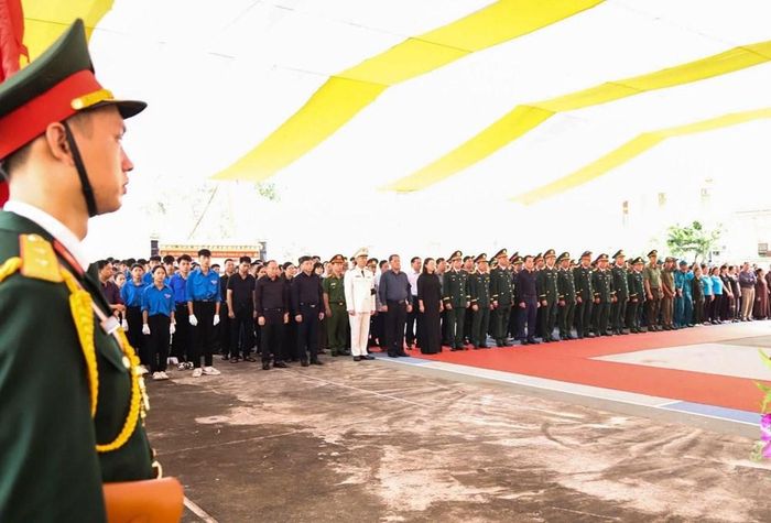 Các đại biểu dự buổi lễ truy điệu và an táng 9 hài cốt liệt sĩ