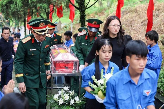 Đưa linh cữu các Anh hùng liệt sĩ về nơi an nghỉ cuối cùng