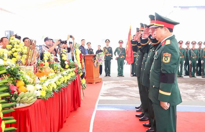 Các đại biểu dâng hương, dâng hoa tưởng niệm và tiễn đưa các Anh hùng liệt sĩ về nơi an nghỉ cuối cùng