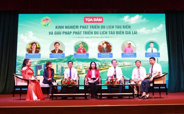 Các đại biểu trao đổi kinh nghiệm phát triển du lịch tàu biển và giải pháp phát triển du lịch tàu biển tỉnh Gia Lai