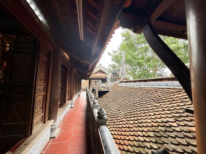 Ngôi đền được xây theo lối kiến trúc truyền thống của vùng đồng bằng Bắc Bộ, với những góc mái đền vút cong