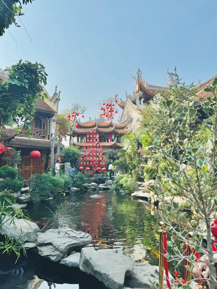 Khuôn viên của ngôi đền rợp cây xanh, có hồ cá rộng với các tiểu cảnh non bộ nổi