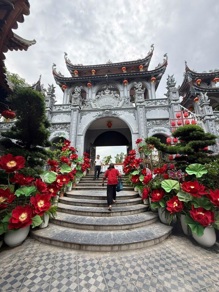 Du khách có thể tản bộ vãn cảnh tại đền, cảm nhận sự an yên giữa không gian bình yên, thanh tịnh