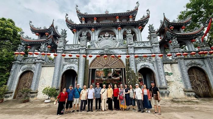 Đền thờ là một điểm đến văn hóa, tâm linh thu hút nhiều đoàn khách tới tham quan