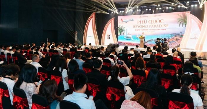 Tại chương trình, BTC đã công bố thỏa thuận hợp tác chiến lược giữa Lữ Hành Việt và Sun Phu Quoc Airways với quy mô 50.000 vé máy bay, hướng tới xây dựng hệ sinh thái sản phẩm đồng bộ, kết nối hàng không, lưu trú, vận chuyển, vui chơi giải trí, golf, MICE và các dịch vụ trải nghiệm tại Phú Quốc (An Giang)