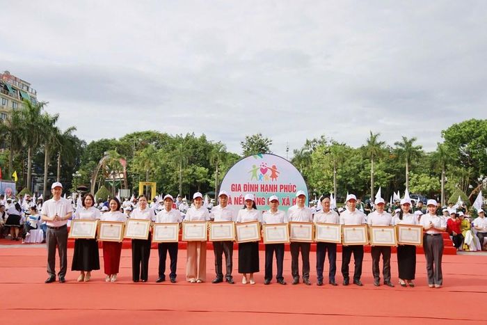 Ban Tổ chức biểu dương, khen thưởng các tập thể, cá nhân có nhiều đóng góp trong công tác gia đình trên địa bàn tỉnh