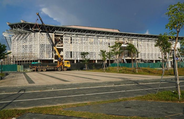 Đơn vị thi công cam kết hoàn thành vào cuối tháng 6.2026 nhưng hiện tại công trình còn nhiều công việc, nguy cơ tiếp tục chậm tiến độ. Ảnh: S.T