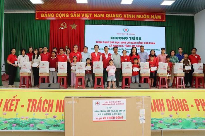 Các đại biểu tặng quà cho học sinh có hoàn cảnh khó khăn xã Ninh Gia, tỉnh Lâm Đồng
