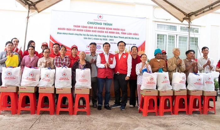 Ông Nguyễn Minh Nhựt, Chủ tịch Hội Chữ thập đỏ TP.HCM và ông Nguyễn Quang Minh, Chủ tịch Hội Chữ thập đỏ tỉnh Lâm Đồng trao tặng quà cho người dân
