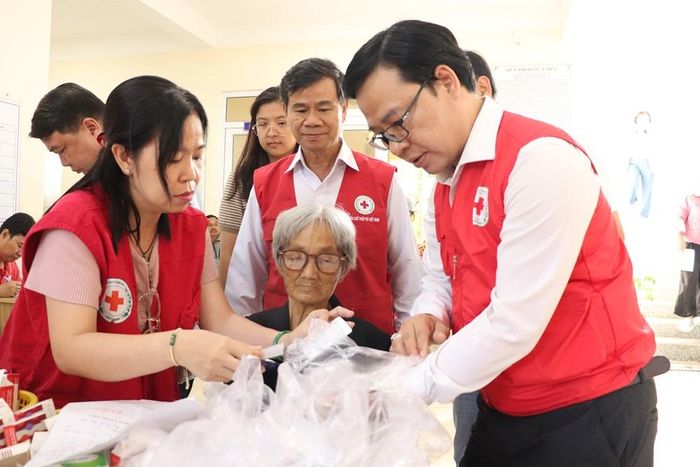 Các đại biểu thăm hỏi và trao thuốc đến người dân