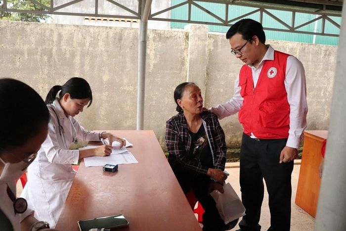 Chủ tịch Hội Chữ thập đỏ TP.HCM Nguyễn Minh Nhựt thăm hỏi người dân đến khám bệnh