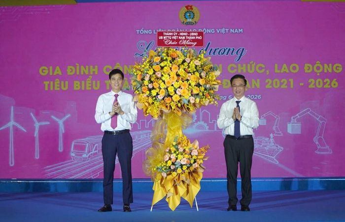 Thành ủy - HĐND - UBND - Ủy ban MTTQ Việt Nam TP.HCM tặng hoa chúc mừng