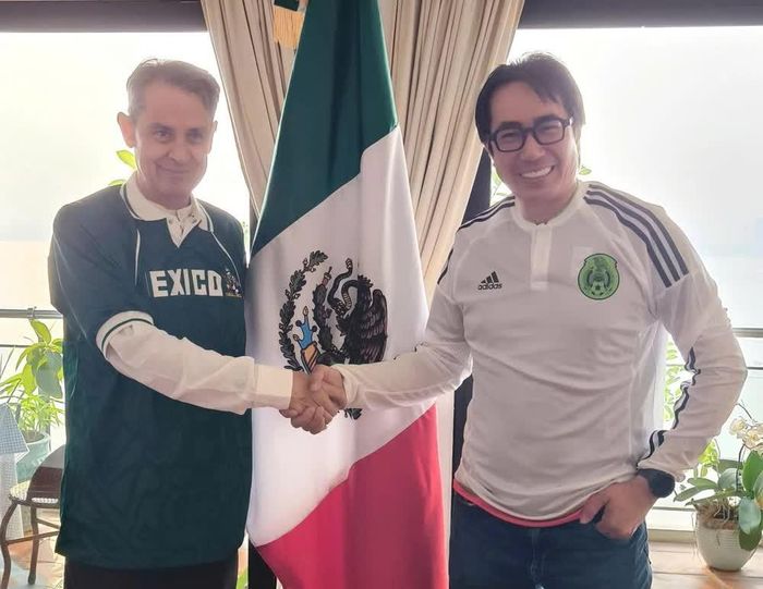 Đại sứ Mexico tại Việt Nam Alejandro Negrín cùng nhà báo Trương Anh Ngọc (bìa phải)