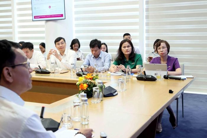 Từ phải qua: Nhà báo Vũ Việt Trang, Ủy viên Ban Thường vụ Đảng ủy các cơ quan Đảng Trung ương, Bí thư Đảng ủy, Tổng giám đốc Thông tấn xã Việt Nam, Phó trưởng ban Tuyên giáo và Dân vận Trung ương; Nhà báo Nguyễn Thị Sự - Ủy viên Ban Thường vụ Đảng ủy TTXVN, Phó Tổng Giám đốc TTXVN, Chủ tịch Liên chi hội Nhà báo TTXVN