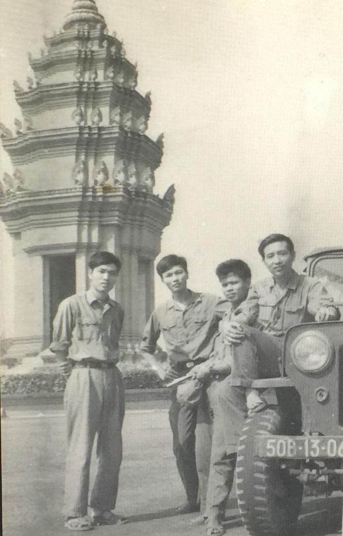 Nhà báo Trần Mai Hưởng (trái) và các nhà báo Vũ Tâm - TTXVN (phải), Vũ Hưng, Xuân Trường - báo Quân đoàn 4 tại Phnom Penh, 2/1979