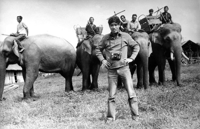 Nhà báo Trần Mai Hưởng trong chuyến đi Tây Nguyên, 10/1984