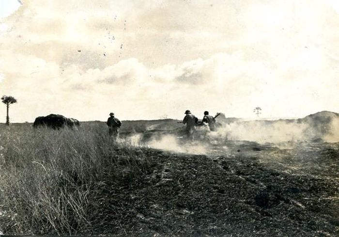 Bộ đội ta truy kích lính Pol Pot bảo vệ biên giới Tây Nam, cuối năm 1978. Ảnh: Vũ Xuân Bân
