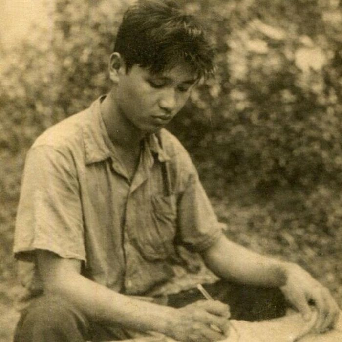 Phóng viên Vũ Xuân Bân tranh thủ viết bài “Trên đường về Thủ đô Nông Pênh (Campuchia) giải phóng" ngày 8/1/1979 ngay trên đường hành quân. Ảnh: Tư liệu