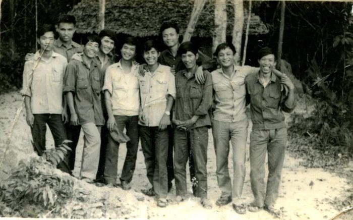 Một số cựu Phóng viên GP10 TTXGP tại R (Tân Biên - Tây Ninh) giữa năm 1973 (Vũ Xuân Bân đứng ngoài cùng bên trái hàng sau)