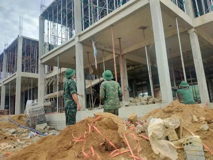 Để đẩy nhanh tiến độ các dự án trường dân tộc nội trú liên cấp vùng biên giới, Quân khu 5 đã điều động cán bộ, chiến sĩ chi viện cho Đà Nẵng, Quảng Ngãi, Gia Lai và Đắk Lắk
