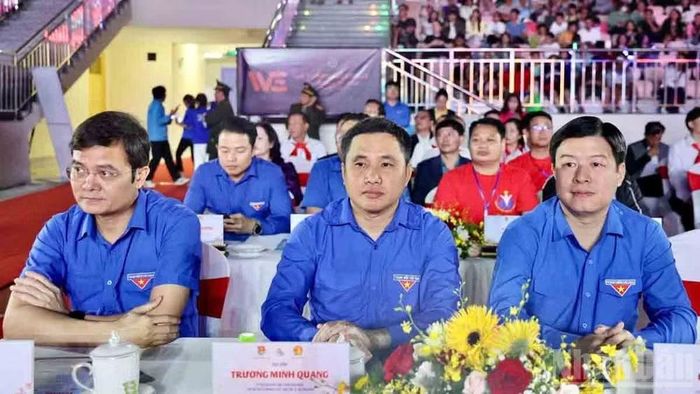 Đại biểu tham dự khai mạc.