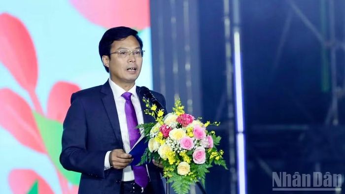 Phó Chủ tịch Ủy ban nhân dân tỉnh Lâm Đồng Đinh Văn Tuấn phát biểu tại lễ khai mạc.