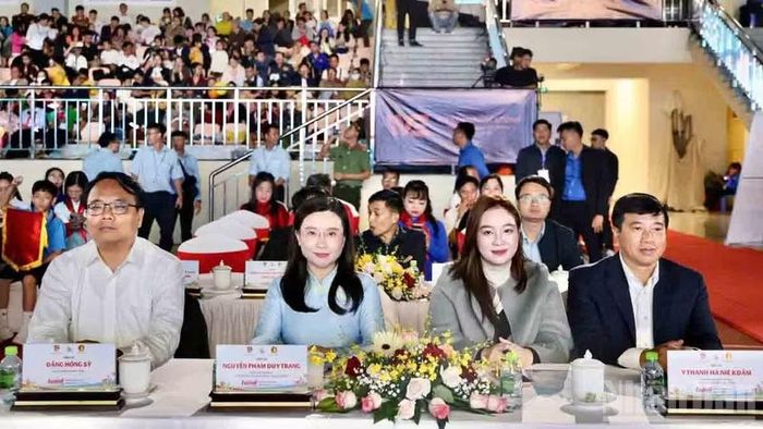 Đại biểu tham dự khai mạc.