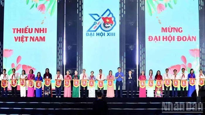 Bí thư Tỉnh ủy Lâm Đồng và Bí thư thứ nhất Trung ương Đoàn trao cờ lưu niệm cho các đơn vị tham gia Festival thiếu nhi toàn quốc lần thứ nhất - năm 2026.