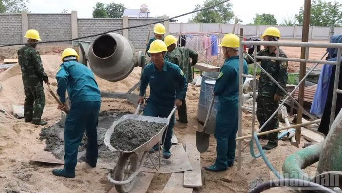 Cán bộ, chiến sĩ Bộ Chỉ huy Quân sự tỉnh Đắk Lắk tăng cường, hỗ trợ đẩy nhanh tiến độ thi công Trường nội trú liên cấp tiểu học-trung học cơ sở xã biên giới Ia Lốp, tỉnh Đắk Lắk.