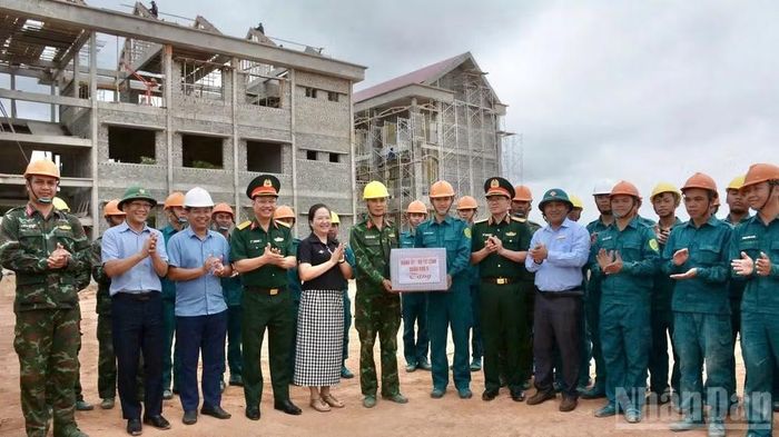 Thiếu tướng Lương Đình Chung, Chính ủy Quân khu 5 và Đoàn công tác Quân khu 5 đã đến kiểm tra, động viên các lực lượng của Quân khu tăng cường, hỗ trợ đẩy nhanh tiến độ thi công Trường nội trú liên cấp tiểu học-trung học cơ sở xã biên giới Ia Lốp, tỉnh Đắk Lắk.