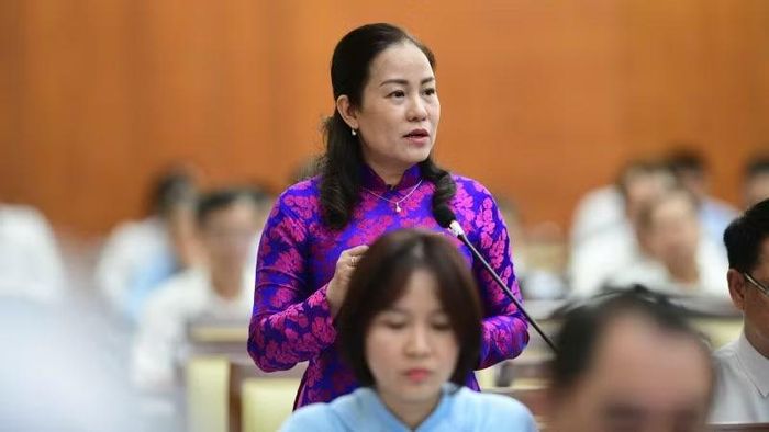 Các đại biểu trao đổi, chia sẻ tại kỳ họp.
