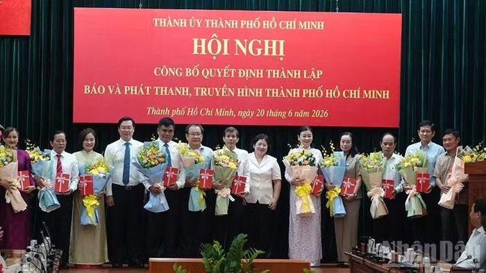 Lãnh đạo Thành phố Hồ Chí Minh tặng hoa tri ân các lãnh đạo cơ quan báo chí thành phố.