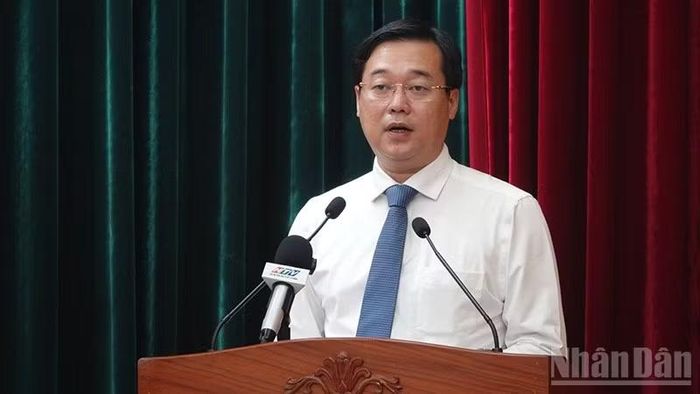 Đồng chí Lê Quốc Phong, Ủy viên Trung ương Đảng, Phó Bí thư Thường trực Thành ủy Thành phố Hồ Chí Minh phát biểu tại buổi lễ.