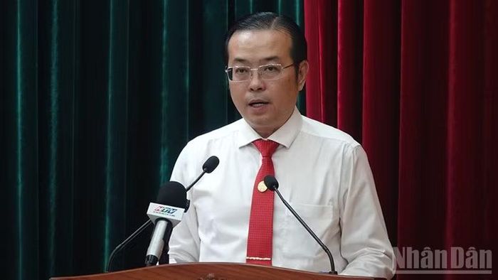 Đồng chí Lê Văn Minh, Tổng Giám đốc Cơ quan Báo và Phát thanh, Truyền hình Thành phố Hồ Chí Minh phát biểu nhận nhiệm vụ.