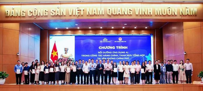 Ban tổ chức và các học viên tham gia khóa học chụp ảnh lưu niệm tại lễ bế mạc chương trình.
